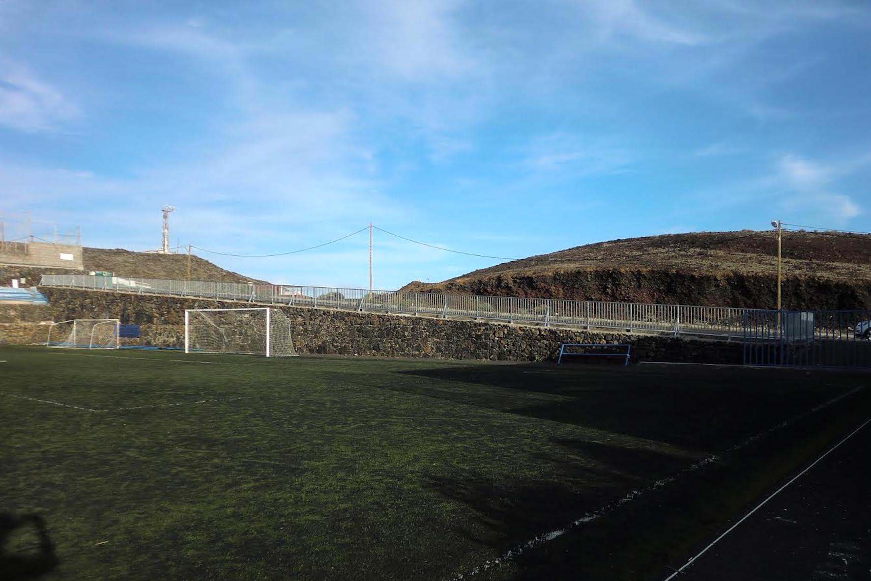 El Pinar mejora la seguridad del campo de fútbol de La Restinga